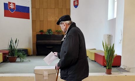Volii v Bratislav odevzdvali 15. bezna sv hlasy v prvnm kole prezidentskch voleb.