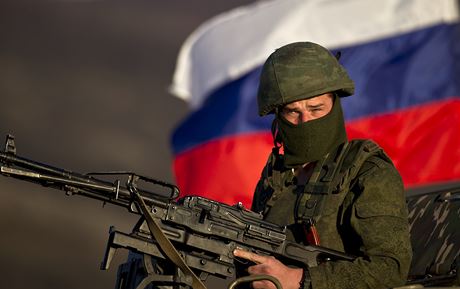 Na Krymu vládne naptí. Pro-ruský voják brání území s kulometem v ruce.