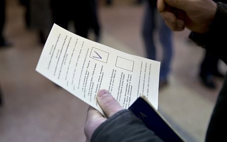 Souhlas s pipojením ukrajinského poloostrova Krym k Ruské federaci v referendu podle prvních odhad vyslovilo asi 93 procent voli.