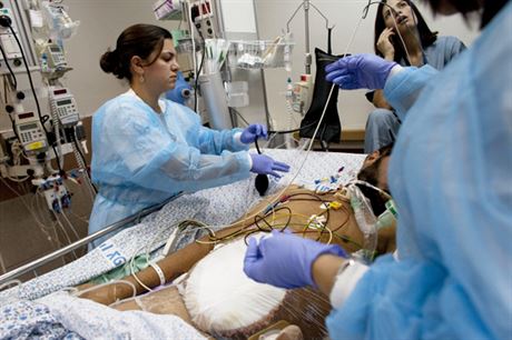 Izraelský zdravotní tým peuje 11. záí 2013 v medicínském centru ve mst Safed na severu Izraele po operaci o Syana zranného v syrské válce.