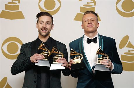 Macklemore (vpravo) a Ryan Lewis pózují s cenami pro objev roku a nejlepší rapovou nahrávku, skladbu a album.