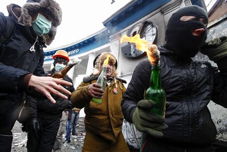Demonstranti útoící 20. ledna v Kyjev na policii molotovovými koktejly.