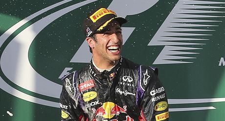 Daniel Ricciardo na stupních vítz.