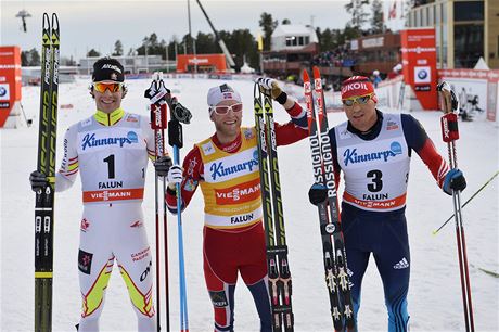 Alex Harvey (vlevo), Martin Johnsrud Sundby a Rus Alexander Lekov.