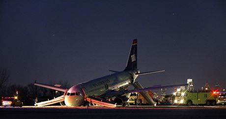 Letadlu se 154 lidmi praskla pi startu ve Filadelfii pneumatika. 