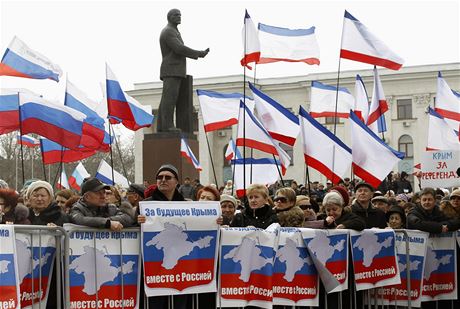 Zplava ruskch a krymskch vlajek na prorusk demonstraci v Simferopolu.