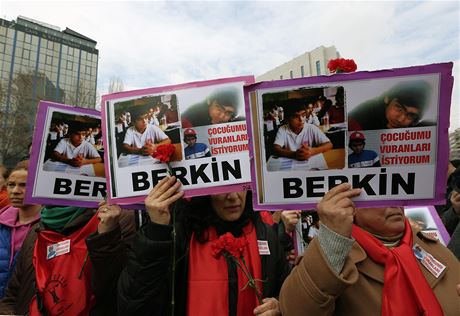 Za Berkina! Turci chtli uctít památku zabitého chlapce, policie je rozehnala.