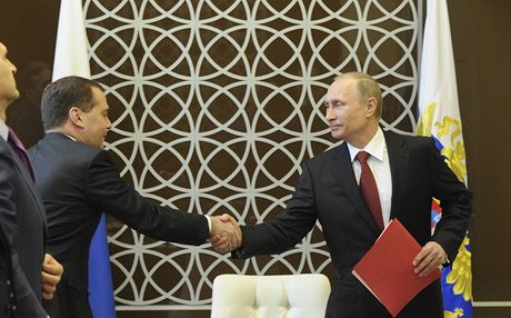 Ruský prezident Vladimir Putin potásá rukou premiéru Dmitriji Medvedvovi.