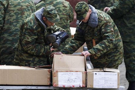 Prorusk domobrana na Krymu fasuje vojenskou obuv.