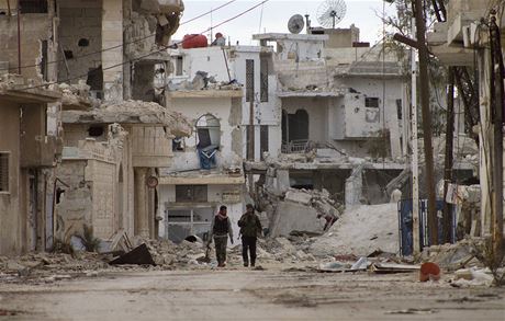 Vojci Svobodn syrsk armdy jdou znienmi ulicemi v sti msta Aleppo ovldan opozic.