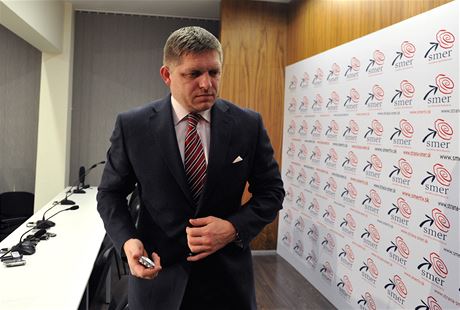 Kandidát na slovenského prezidenta, premiér Robert Fico odchází v noci na 16. bezna z tiskové konference v centrále strany Smr-SD v Bratislav po prvním kole prezidentských voleb. 