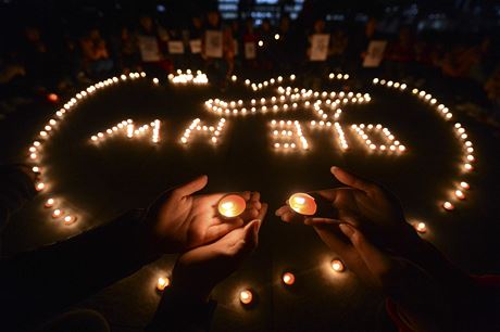 nt studenti ve mst Jang-ou zapaluj svky za zmizel pasary letu MH370.