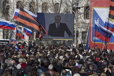 Lid v Sevastopolu sleduj projev ruskho prezidenta Putina, penen na velkoplonou obrazovku.