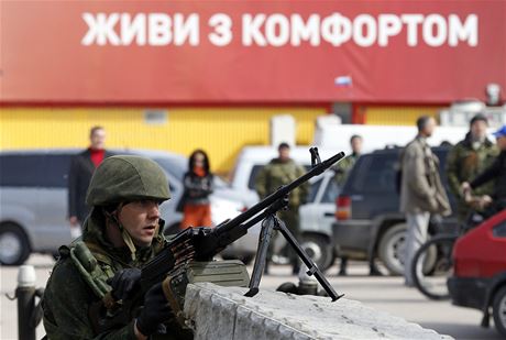 Ruský voják nedaleko sídla ukrajinského námonictva v Sevastopolu.