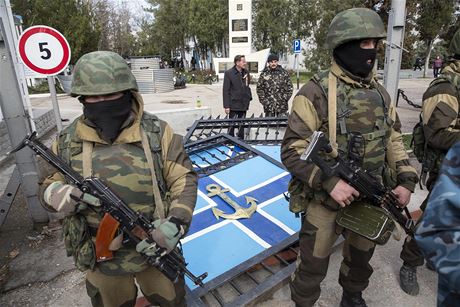 Ozbrojenci u vyvrácených vrat sídla ukrajinského námonictva v Sevastopolu.