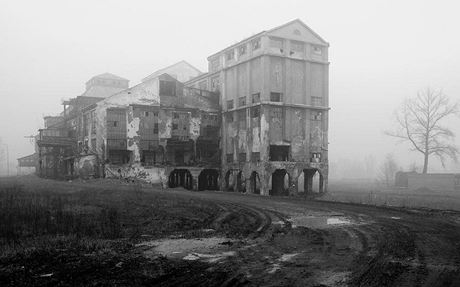 Dl Pokrok v Petvaldu (postaveno 1912). Architektonicky mimoádn hodnotná budova uhelného prádla z poátku 20. století bylo souástí areálu dolu Pokrok a do roku 2009. Z pvodního celku se zachovala pouze ocelová konstrukce tební ve.