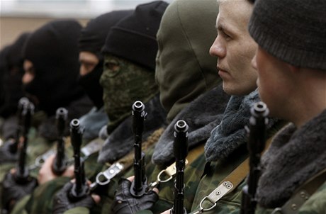 Písluníci proruských sil pi skládání písahy v krymském Simferopolu.