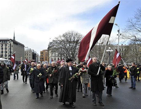 Lidé míí s lotyskými vlajkami k pomníku Svobody, aby si pipomnli veterány 2. svtové války.