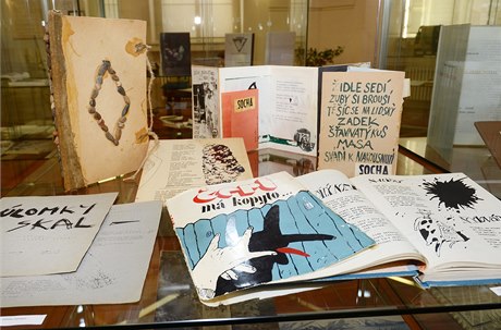 Výstava pedstavuje knihy publikované v rámci rzných samizdatových edicí i mimo n.