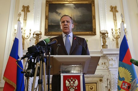 Ruský ministr zahranií Sergej Lavrov na jednání v Londýn.