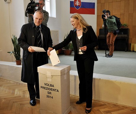 Kandidát na slovenského prezidenta Milan Kňažko s manželkou Eugenií odevzdali 15. března v Bratislavě své hlasy v prvním kole prezidentských voleb.