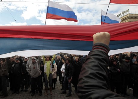 Pro-rutí obané oslavují v ulicích krymské referendum.