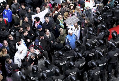 Protivládní protesty v Sarajevu 9. února 2014.