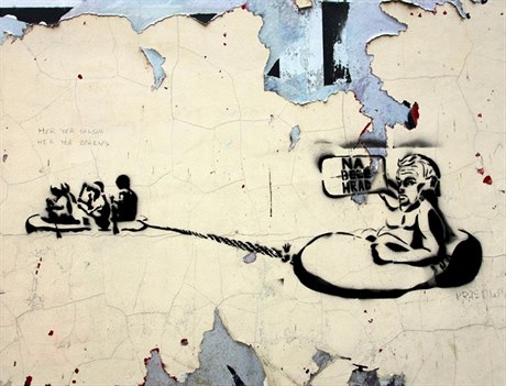 Stencil z pražské zdi, na němž si neznámý umělec tropí žerty z prezidenta Miloše Zemana, jenž za pomoci ochranky brázdil rybník v nafukovacím člunu. Na své tahouny křičí: „Na Bělehrad!“