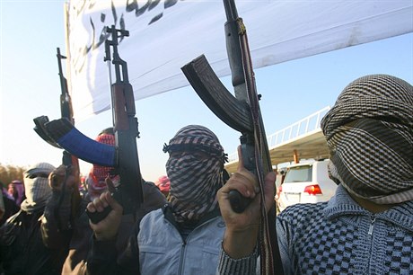 Sunnitští ozbrojenci během protestů proti irácké vládě ovládané šíity (Fallúdža, 7. ledna 2014).