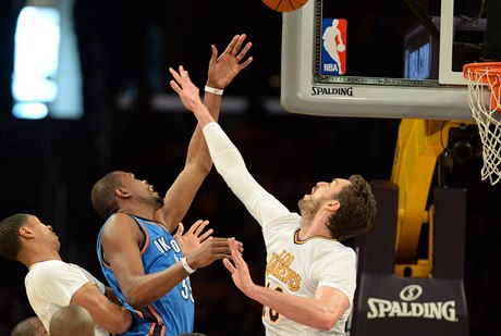 Kevin Durant (v modrém) a Pau Gasol.