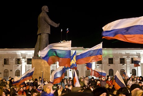 Lidé na Leninov námstí v Simferopolu oslavují výsledek krymského referenda.