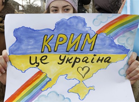 "Krym je Ukrajina" - proukrajinská demonstrace na Krymu.