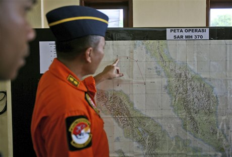 Dstojník indonéského letectva ukazuje mapu s vyznaeným územím pátrací akce po záhadn zmizelém letadle.