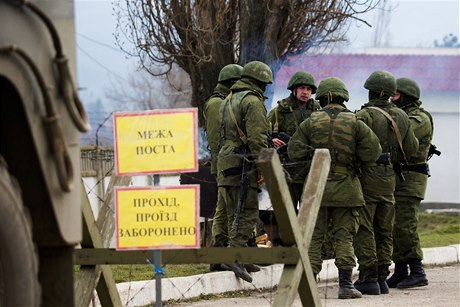 Vojáci v neoznaených uniformách jsou Rusové, kteí na Krymu operují s jasnými rozkazy podkopat pítomnost ukrajinských vojenských sil na poloostrov, tvrdí NATO.