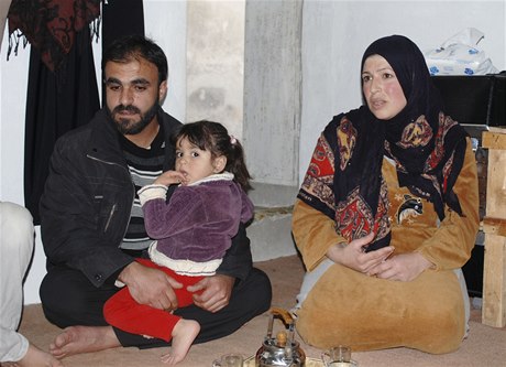 Nkteré ze syrských uprchlík v Jordánsku ubytovali na svých zahradách místní obyvatelé. ijí ve stanech i jiných provizorních pístecích. Farhán se svou manelkou (na snímku) a temi dtmi pocházejí z Homsu a pili ped rokem. 