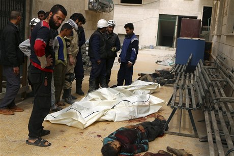 Lidé shromaují mrtvá tla ped nemocnicí v Aleppu.
