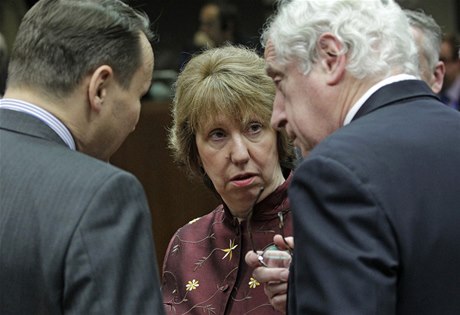 Ministi zahranií EU jednají po krymském referendu o konkrétní podob sankcí vi Rusku. Na snímku éfka unijní diplomacie Catherine Ashtonová s polským ministrem zahranií Radoslawem Sikorskim (vloevo) a Pierrem Vimontem, generálním tajemníkem EEAS.  