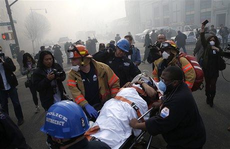 Evakuace lidí ze zícené budovy v newyorském Harlemu