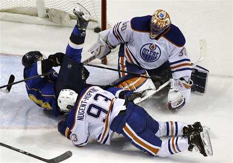 Vladimír Sobotka se po zranní levého kolena vrátil do kolotoe NHL a gólem a dvma asistencemi se podílel na výhe St. Louis 6:2 nad Edmontonem.