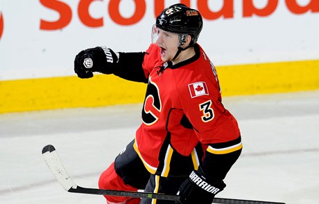Hokejový obránce Ladislav Šmíd se ve středečním utkání NHL podílel jedním gólem na kanonádě Calgary.