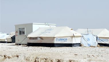 Humanitrn organizace z celho svta pracuj na tom, aby se podmnky v Zaatar zlepily. Zatmco zpotku ili vichni ve stanech, dnes je v tboe na 25 000 obytnch kontejner (jeden z nich stoj 2500 dolar) a jen asi 3000 rodin m jet stan. 