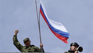 Sdlo ukrajinskho nmonictva v Sevastopolu obsadil dav ruskch radikl. Na budov vztyili ruskou vlajku.