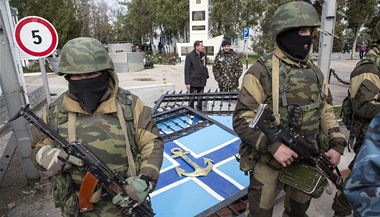 Ozbrojenci u vyvrcench vrat sdla ukrajinskho nmonictva v Sevastopolu.