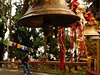 Ped chrámem zvoní zvoneek, Darjeeling, Indie.