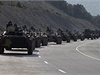 Ozbrojené ruské síly na silnici poblí krymského Sevastopolu.