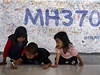 Dti píí vzkazy vzpomínkovou zdí ztraceného letounu Boeing777 na letiti v Kuala Lumpuru.