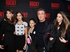 Sylvester Stallone s manelkou Jennifer a dcerami na premiée muzikálu Rocky
