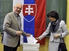 Slovenský prezident Ivan Gaparovi s manelkou Silvií odevzdali 15. bezna v Bratislav svj hlas v prvním kole slovenských prezidentských voleb.