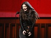 Lorde pebírá cenu za nejlepí sólovou popovou nahrávku.