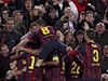 Messi slaví se spoluhrá vedoucí gól proti Manchesteru